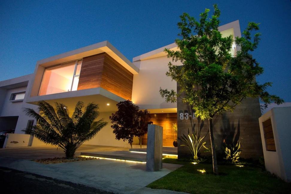 instalación eléctrica en una casa de noche