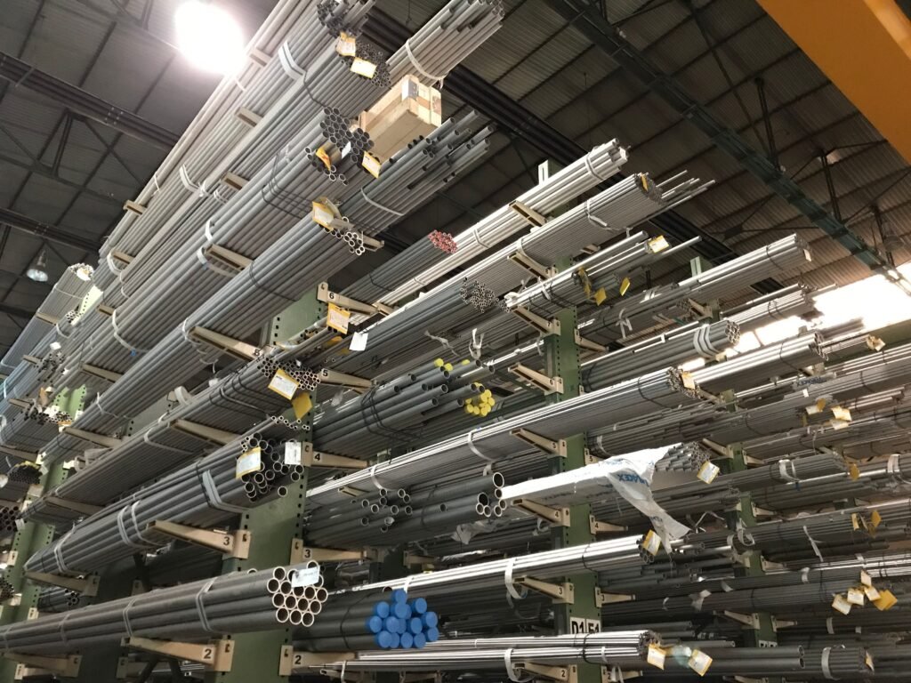 Caños estructurales de acero apilados, usados en construccion y metalurgia en Mendoza